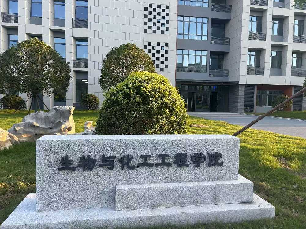 格尔木市扬州职业大学体育场高杆灯项目